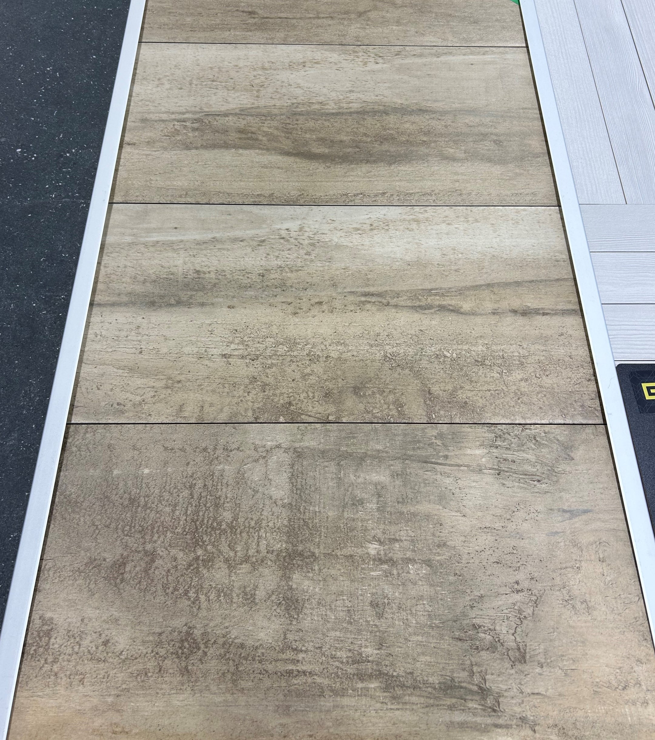 Edgewood collection - ceramic concrete/wood look